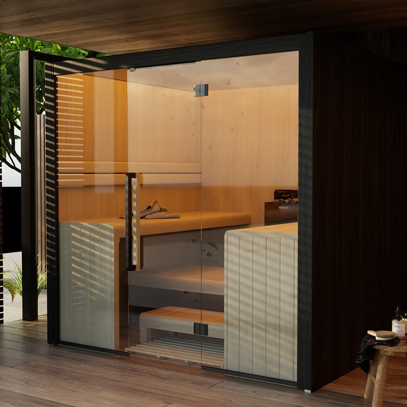 Hekla Traditional 220 mit Glasfront auf überdachter Terrasse – stilvolle Outdoor-Wellnesslösung.
